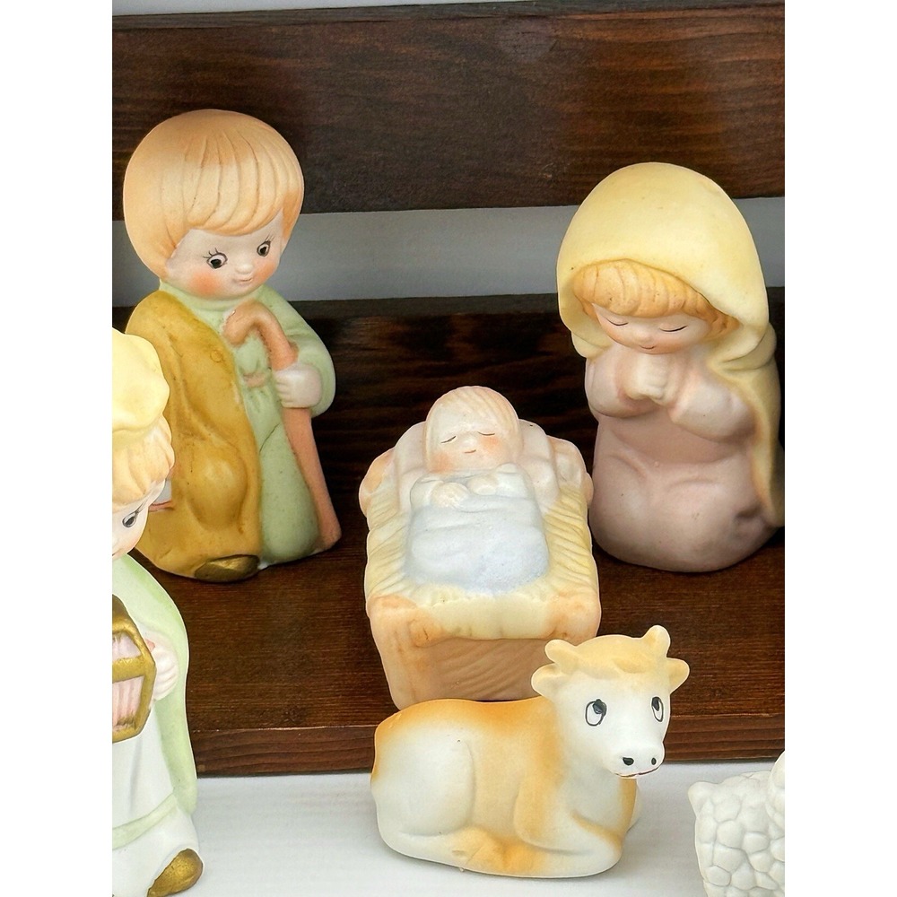 Vintage 1991 Porcelain Musical Christmas Trim Nativity Scene. Plays Silent Night - Picture 2 of 8